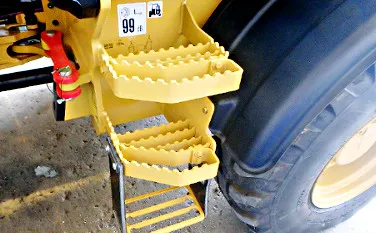 Trittrosten-Verbreiterung mit Schweißarbeiten für eine Caterpillar Baumaschine
