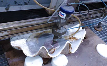 Wasserstrahlschneiden eines Ablauflochs in einer Muschel für ein Waschbecken